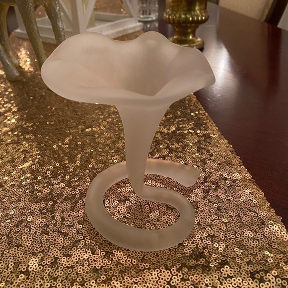 Elegant Handblown Frosted Art Glass Trumpet Bud Vase w/Spiral Stem for Footing. - Picture 4 of 8